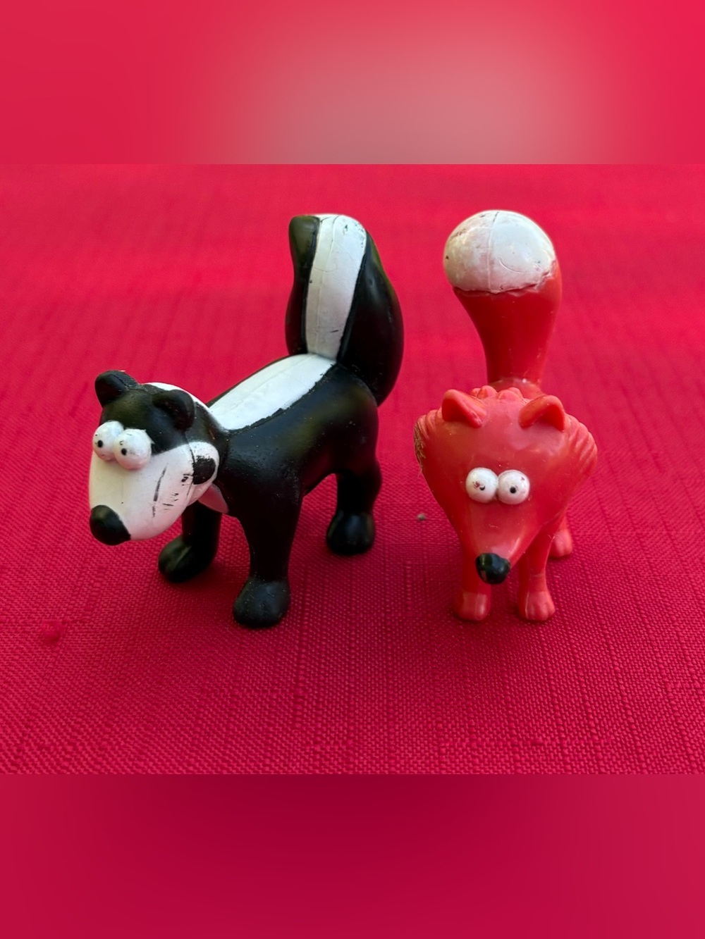 Set of 2 Cartoon Skunk & Fox Figurines - Black & Red